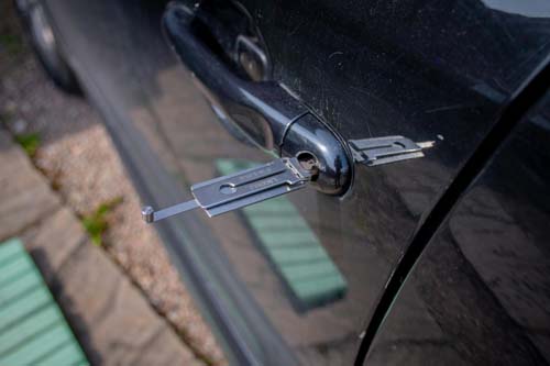 Benefits of hiring a professional locksmith for remote key programming